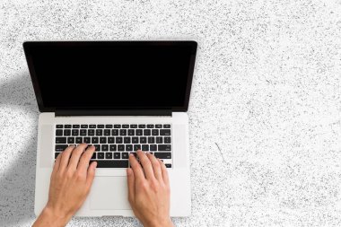 Boş ekran monitörlü dizüstü bilgisayarda bir adam eli