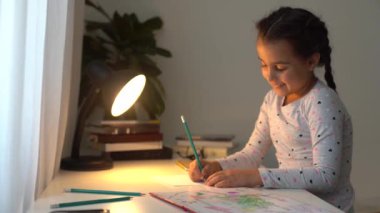 Akıllı ilkokul çocuğu matematik ödevi yapmayı öğreniyor. Evde oturuyor, sevimli, küçük bir anaokulu çocuğu tek başına çalışıyor. Notlar alıyor, ilköğretim konsepti geliştiriyor.