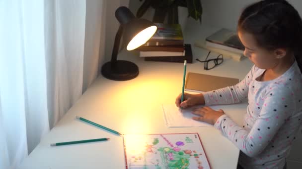 Nettes Intelligentes Grundschulmädchen Das Schreiben Lernt Mathe Hausaufgaben Macht Sitzt — Stockvideo
