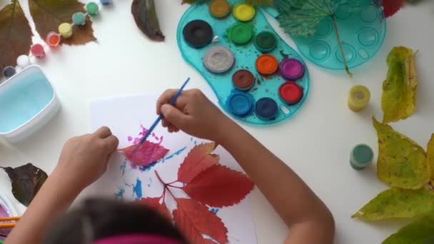 Primer Plano Niña Sentada Mesa Dibujando Las Hojas Con Pincel — Vídeos de Stock