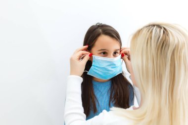 Maskeli çocuk, grip virüsüne karşı koruma. Korunmak için maske takan küçük beyaz kız.