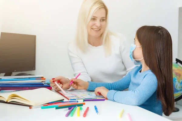 Uma Menina Pequena Com Sua Mãe Está Fazendo Exercícios Caderno — Fotografia de Stock