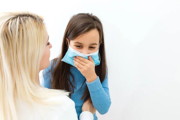 전염성 질병인 코로나 바이러스에 어머니와 감염을 예방하기 마스크를 독감과 호흡기 — 스톡 사진