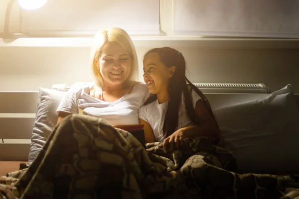 Пора Спать Семье Мама Дочь Читают Книгу Постели — стоковое фото