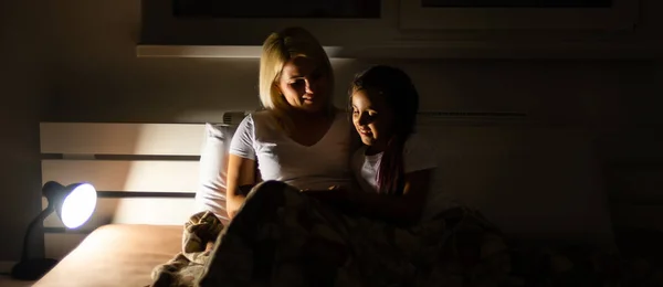 Пора Спать Семье Мама Дочь Читают Книгу Постели — стоковое фото