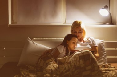 Anne ve Kızı Evde Okumayı Öğreniyor