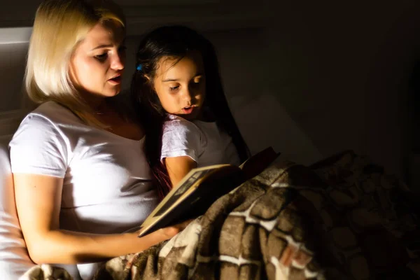 Familie Bedtijd Moeder Kind Dochter Lezen Een Boek Bed — Stockfoto