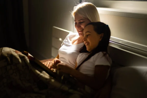 Щаслива Родина Мати Дочка Читали Книгу Ввечері Вдома — стокове фото