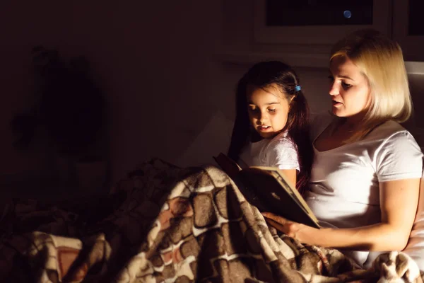 Familia Feliz Madre Hija Leyeron Libro Por Noche Casa —  Fotos de Stock