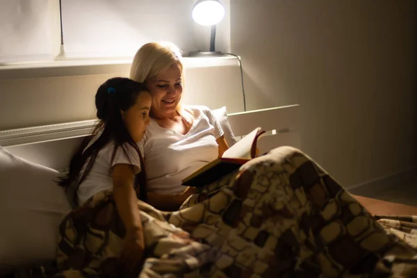 Anya Lánya Megtanulnak Otthon Olvasni — Stock Fotó