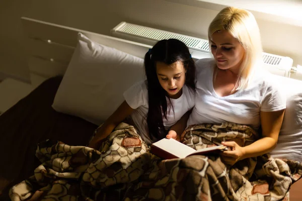 Familia Feliz Madre Hija Leyeron Libro Por Noche Casa — Foto de Stock