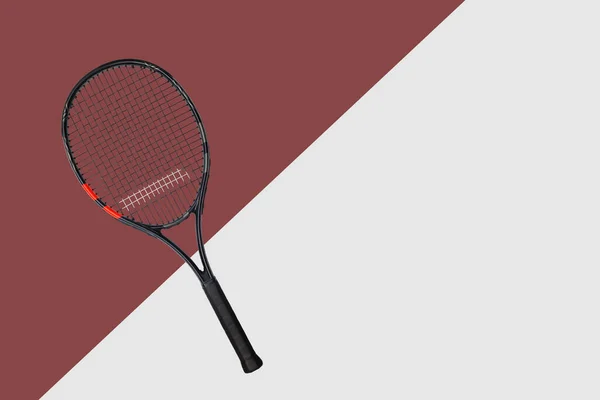 在黑色网球拍下的网球 紫罗兰背景 概念运动 高质量的照片 — 图库照片