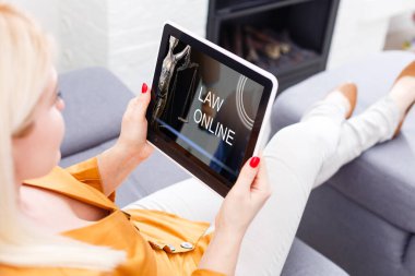 Avukata ihtiyacım var. Ekrandan mesaj bırakın. Avukat ve hukuki yardım online.