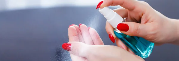 Mão Senhora Que Aplicação Spray Álcool Bactérias Spray Para Evitar — Fotografia de Stock