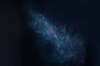 Kara Arkaplan 'a karşı su püskürtme. Aerosol küçük su damlalarını püskürtür. Slow Motion 120 fps 'de. Sıvıyı havaya püskürt. Mikro su damlaları havada uçuşuyor..