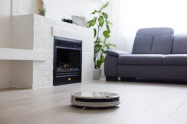 Beyaz arkaplan üzerine yakın çekim robotik elektrik süpürgesi