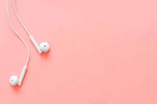 Koncepcja Flat Lay Słuchawki Pastelowych Tłach Słuchawki Różowym Tle Widok — Zdjęcie stockowe