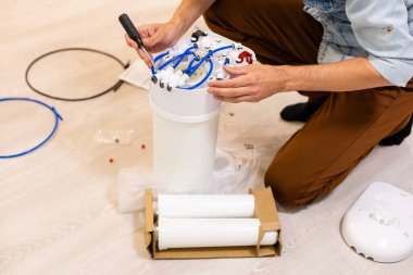 Tesisatçı bir su filtresi takıyor. su filtresi.