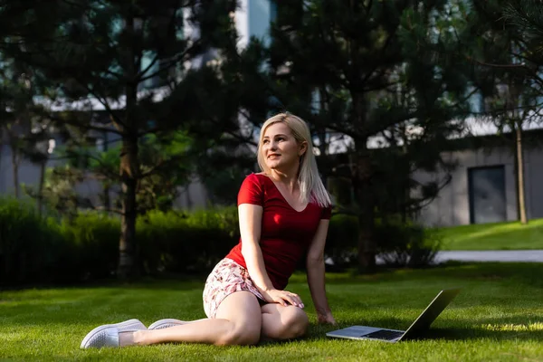 Jovem Alegre Navegando Internet Seu Laptop Livre Parque — Fotografia de Stock