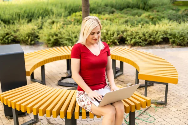 Sorrindo Jovem Mulher Parque Usando Laptop — Fotografia de Stock