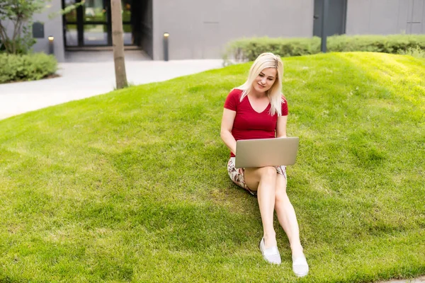 Sorrindo Jovem Mulher Parque Usando Laptop — Fotografia de Stock