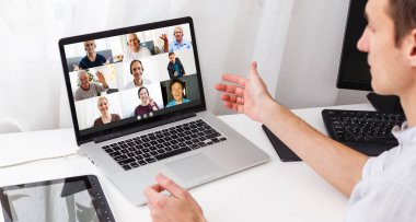 Çok ırklı iş adamları video görüşmesinde tartışıyorlar. Patron ve iş arkadaşlarıyla çevrimiçi toplantı sırasında iş kadını görüntüsü. Videodaki son sınıf kadın. 