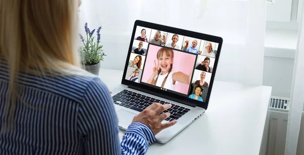 Equipe Negócios Multiétnica Tendo Discussão Videochamada Visão Traseira Mulher Negócios — Fotografia de Stock