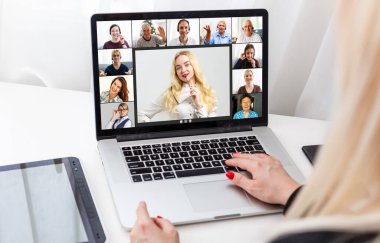 Çevrimiçi video konferansına katılırken, çeşitli genç ve yaşlı insanların webcam görüntülerinin birçok portresi. Grup video uygulaması kolay kullanım kavramı