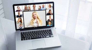 Çevrimiçi video konferansına katılırken, çeşitli genç ve yaşlı insanların webcam görüntülerinin birçok portresi. Grup video uygulaması kolay kullanım kavramı