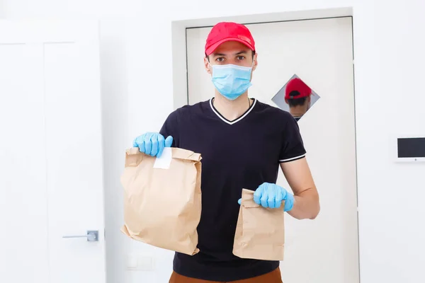 Entrega Homem Segurando Caixas Papelão Luvas Borracha Máscara Médica Espaço — Fotografia de Stock