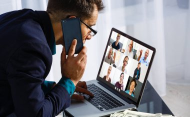 Çevrimiçi video konferansına katılırken, çeşitli genç ve yaşlı insanların webcam görüntülerinin birçok portresi. Grup video uygulaması kolay kullanım kavramı
