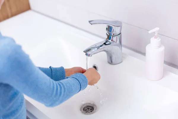 Kleines Kind Beim Händewaschen Mit Seife Und Wasser Detail — Stockfoto