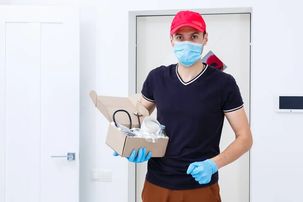 Karton Kutuları Plastik Eldiven Tıbbi Maskeyle Taşıyan Teslimatçı Kopyalama Alanı — Stok fotoğraf