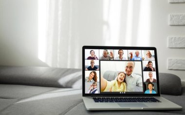 Çevrimiçi video konferansına katılırken, çeşitli genç ve yaşlı insanların webcam görüntülerinin birçok portresi. Grup video uygulaması kolay kullanım kavramı