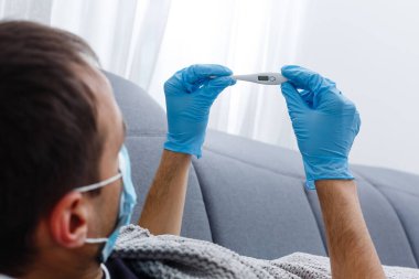 Bulaşıcı hastalıklara karşı koruma, koronavirüs. Enfeksiyonu önlemek için hijyenik maske takan adam, grip gibi hava yoluyla bulaşan solunum hastalığı, 2019-nCoV