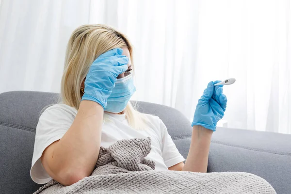 Een Vrouw Met Een Medisch Masker Meet Lichaamstemperatuur Ziek Meisje — Stockfoto