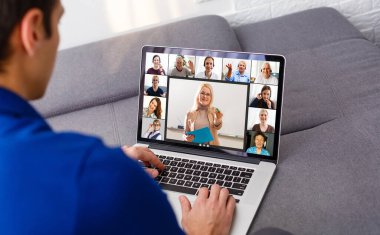 Çevrimiçi video konferansına katılırken, çeşitli genç ve yaşlı insanların webcam görüntülerinin birçok portresi. Grup video uygulaması kolay kullanım kavramı