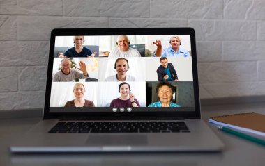 Çevrimiçi video konferansına katılırken, çeşitli genç ve yaşlı insanların webcam görüntülerinin birçok portresi. Grup video uygulaması kolay kullanım kavramı