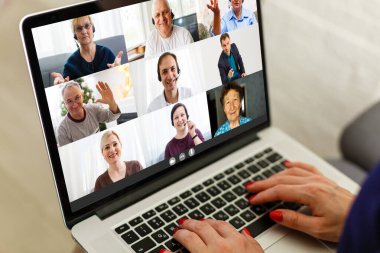 Çevrimiçi video konferansına katılırken, çeşitli genç ve yaşlı insanların webcam görüntülerinin birçok portresi. Grup video uygulaması kolay kullanım kavramı