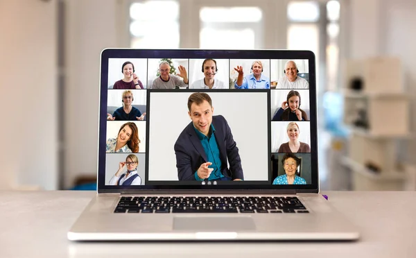 Többnemzetiségű Üzletemberek Beszélgetnek Videóhívásban Hátsó Nézet Egy Üzletasszony Videokonferencián Főnök — Stock Fotó