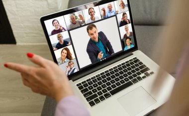 Çevrimiçi video konferansına katılırken, çeşitli genç ve yaşlı insanların webcam görüntülerinin birçok portresi. Grup video uygulaması kolay kullanım kavramı