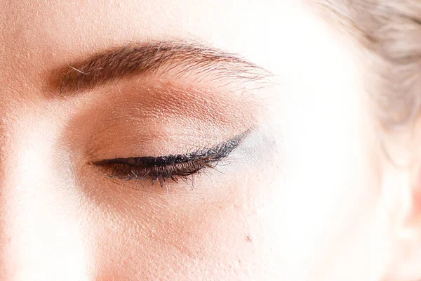 Applicare Eyeliner Mascara Trucco Una Donna Con Lunghe Ciglia Arricciate — Foto Stock