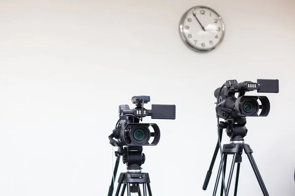 Duas Câmaras Vídeo Profissionais Tripé Câmera Panasonic Isolado Sobre Fundo — Fotografia de Stock