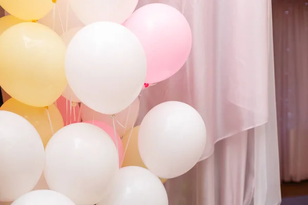 Balões Coloridos Fundo Festa Balões Cor Rosa Pálido Amarelo Branco — Fotografia de Stock
