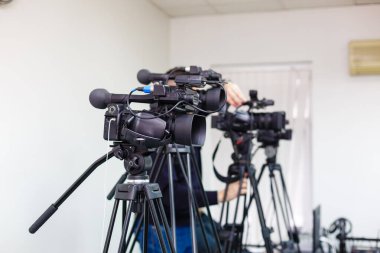 Üç ayaklı iki profesyonel kamera. Panasonik kamera. Beyaz arkaplanda izole