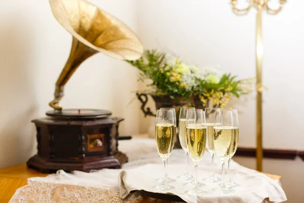Ein Glas Wein Und Eine Blumenvase Auf Einem Tisch Hochwertiges — Stockfoto