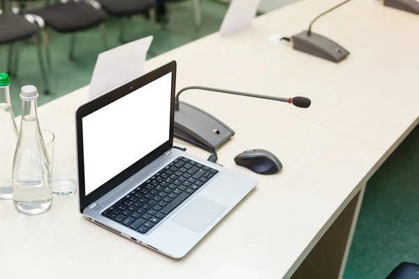 Laptop Notizbuch Auf Weißem Schreibtisch Einem Besprechungsraum Nahaufnahme Weißer Hintergrund — Stockfoto