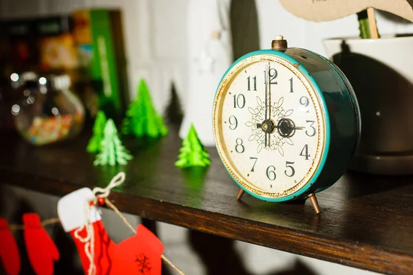 Ano Novo Tema Natal Relógio Alarme Vintage Uma Prateleira Com — Fotografia de Stock