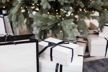 Masanın üstünde oturan bir grup kuş. Yüksek kalite fotoğraf