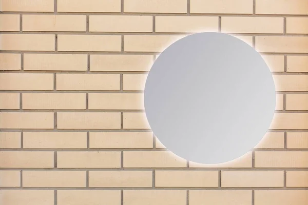 Tuğla Duvarın Yanındaki Yuvarlak Ayna — Stok fotoğraf